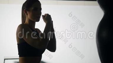 美丽的跆拳道女子健身室内练打袋，劲力劲健，健身跆拳道系列